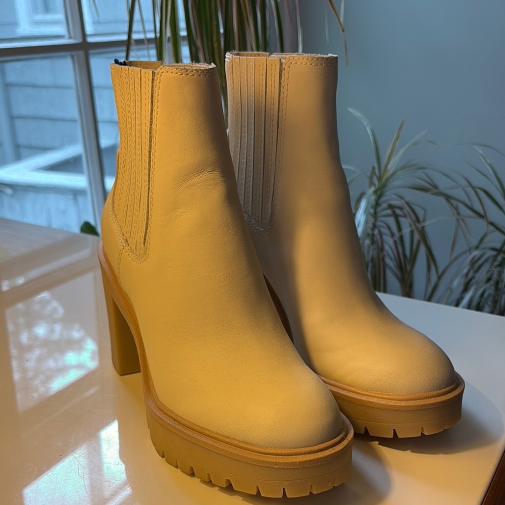 Dolce Vita Cream Heeled Boots with Modern Silhouette